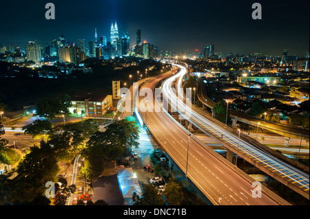 Leichte Wanderwege schlängeln sich Kuala Lumpur Autobahn vom Zentrum der Stadt und die Petronas Twin towers Stockfoto