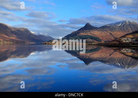 Pap von Glencoe spiegelt sich in das Glas ruhig Loch Leven in Ballachulish, Highlands, Schottland Stockfoto