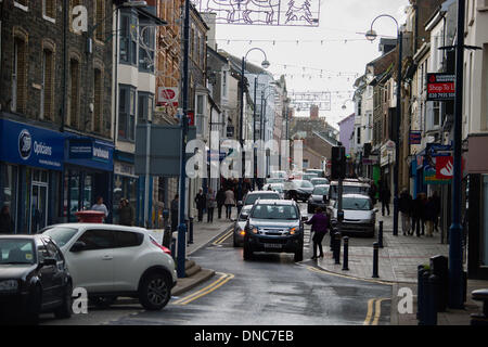 Aberystwyth Wales UK. 22. Dezember 2013.  Ein Stromausfall am ca. 12.45 Uhr verdunkelt die wichtigsten Einkaufsstraßen von Aberystwyth, zwingt die meisten Geschäfte schließen. Offen blieb nur Poundland mit Personal Shopper sehen was sie kaufen waren zu helfen.  Abgebildet ist, große Darkgate Street, der wichtigsten Einkaufszentrum in der Stadt Scottish Power, der Nahversorger wird erwartet, dass die Stromversorgung wiederhergestellt, indem 15.00 oder 16.00 Quellen sagen, Photo Credit: Keith Morris/Alamy Live-Nachrichten Stockfoto