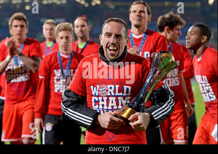 Marrakesch, Marokko. 21. Dezember 2013. Münchens Franck Ribery feiert mit der Trophäe nach dem Gewinn der FIFA Club World Cup final Fußballspiel 2: 0 gegen Raja Casablanca in Marrakesch, Marokko, 21. Dezember 2013. Bildnachweis: Aktion Plus Sport/Alamy Live-Nachrichten Stockfoto