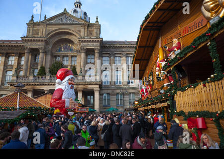 Birmingham UK 20. Dezember, 2013. Über das Wochenende Käufer Tausende nahmen an der Birmingham Deutscher Weihnachtsmarkt in New Street, Centenary Square und Chamberlain Square. Offiziell bekannt, vom Rat der Stadt als Frankfurter Weihnachtsmarkt, die saisonale Shopping extravaganza ist nun das Herzstück der Festkalender der Stadt. Das letzte Wochenende vor Weihnachten wird gedacht, um die größte Retail Wochenende des Jahres zu werden. Die Einzelhändler sind bemüht, die Kunden in die Läden zu locken und sie zu erhalten. Stockfoto