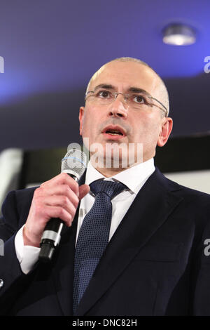 Berlin, Deutschland. 22. Dezember 2013. Mikhail Khodorkovsky spricht während einer Pressekonferenz in Berlin, Deutschland, am 22. Dezember 2013. Mikhail Khodorkovsky, eine ehemalige Öl-Tycoon und eines Russlands berühmtesten Gefangenen, hier am Sonntag gesagt, dass er nicht in der russischen Politik engagieren oder politischen Opposition des Landes zu finanzieren. Bildnachweis: Zhang Fan/Xinhua/Alamy Live-Nachrichten Stockfoto