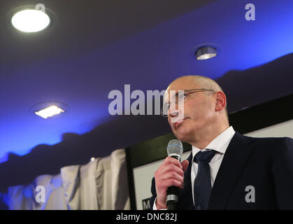 Berlin, Deutschland. 22. Dezember 2013. Mikhail Khodorkovsky spricht während einer Pressekonferenz in Berlin, Deutschland, am 22. Dezember 2013. Mikhail Khodorkovsky, eine ehemalige Öl-Tycoon und eines Russlands berühmtesten Gefangenen, hier am Sonntag gesagt, dass er nicht in der russischen Politik engagieren oder politischen Opposition des Landes zu finanzieren. Bildnachweis: Zhang Fan/Xinhua/Alamy Live-Nachrichten Stockfoto