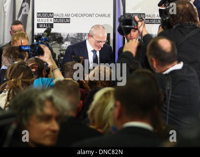 Berlin, Deutschland. 22. Dezember 2013. Mikhail Khodorkovsky (C) hinterlässt nach einer Pressekonferenz in Berlin, Deutschland, am 22. Dezember 2013. Mikhail Khodorkovsky, eine ehemalige Öl-Tycoon und eines Russlands berühmtesten Gefangenen, hier am Sonntag gesagt, dass er nicht in der russischen Politik engagieren oder politischen Opposition des Landes zu finanzieren. Bildnachweis: Zhang Fan/Xinhua/Alamy Live-Nachrichten Stockfoto