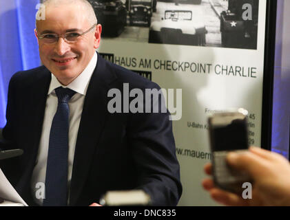 Berlin, Deutschland. 22. Dezember 2013. Mikhail Khodorkovsky lächelt während einer Pressekonferenz in Berlin, Deutschland, am 22. Dezember 2013. Mikhail Khodorkovsky, eine ehemalige Öl-Tycoon und eines Russlands berühmtesten Gefangenen, hier am Sonntag gesagt, dass er nicht in der russischen Politik engagieren oder politischen Opposition des Landes zu finanzieren. Bildnachweis: Zhang Fan/Xinhua/Alamy Live-Nachrichten Stockfoto