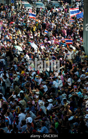 Bangkok, Thailand. 22. Dezember 2013. Zehntausende von Anti-Regierungs-Demonstranten blockieren die Kreuzung Asoke & Sukhumvit Straße. Zehntausende von Demonstranten gingen auf die Straße, den Rücktritt von Ministerpräsident Thailands zu verlangen. Bildnachweis: Kraig Lieb / Alamy Live News Stockfoto