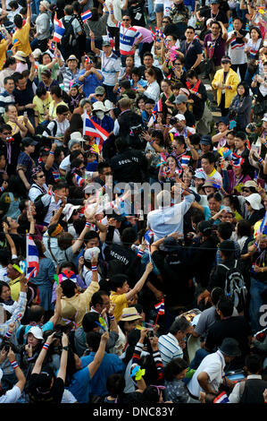 Bangkok, Thailand. 22. Dezember 2013. Charismatische Suthep Thaugsuban, ehemaliger stellvertretender Premierminister von Thailand und der Führer von den Menschen demokratische Reform Committee (Separatistischen), wird von seinen Anhängern begrüßt. Zehntausende von Demonstranten gingen auf die Straße um den Rücktritt von Ministerpräsident Thailands Yingluck Shinawatra fordern. Bildnachweis: Kraig Lieb / Alamy Live News Stockfoto