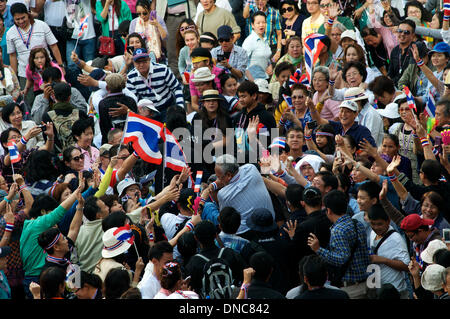 Bangkok, Thailand. 22. Dezember 2013. Charismatische Suthep Thaugsuban, ehemaliger stellvertretender Premierminister von Thailand und der Führer von den Menschen demokratische Reform Committee (Separatistischen), wird von seinen Anhängern begrüßt. Zehntausende von Demonstranten gingen auf die Straße um den Rücktritt von Ministerpräsident Thailands Yingluck Shinawatra fordern. Bildnachweis: Kraig Lieb / Alamy Live News Stockfoto