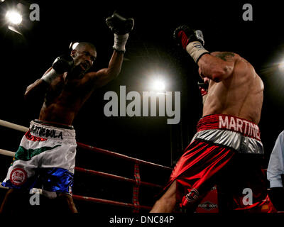 Elche, Spanien. 21. Dezember 2013. Elche Spanien. Jeffrey Mathebula Südafrikas tauscht Schläge mit Kiko Martinez von Spanien während der IBF Super Bantamgewicht WM Titelkampf zwischen Kiko Martínez Spaniens und Jeffrey Mathebula Südafrikas in der Esperanza Lag Arena, Elche Credit Boxen: Action Plus Sport/Alamy Live News Stockfoto