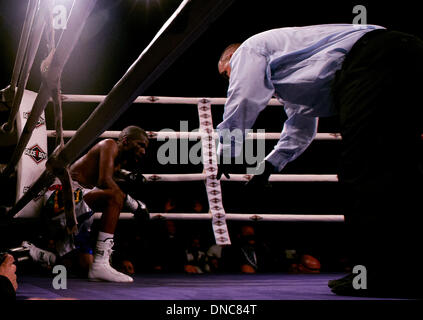 Elche, Spanien. 21. Dezember 2013. Elche Spanien. Jeffrey Mathebula in Südafrika fällt nach unten auf die Leinwand während der IBF Super Bantamgewicht WM Titelkampf zwischen Kiko Martínez Spaniens und Jeffrey Mathebula Südafrikas in der Esperanza Lag Arena, Elche Credit Boxen: Action Plus Sport/Alamy Live News Stockfoto