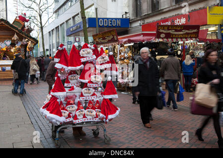 Birmingham UK 20. Dezember, 2013. Über das Wochenende Käufer Tausende nahmen an der Birmingham Deutscher Weihnachtsmarkt in New Street, Centenary Square und Chamberlain Square. Offiziell bekannt, vom Rat der Stadt als Frankfurter Weihnachtsmarkt, die saisonale Shopping extravaganza ist nun das Herzstück der Festkalender der Stadt. Das letzte Wochenende vor Weihnachten wird gedacht, um die größte Retail Wochenende des Jahres zu werden. Die Einzelhändler sind bemüht, die Kunden in die Läden zu locken und sie zu erhalten. Stockfoto