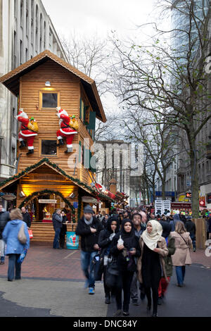 Birmingham UK 20. Dezember, 2013. Über das Wochenende Käufer Tausende nahmen an der Birmingham Deutscher Weihnachtsmarkt in New Street, Centenary Square und Chamberlain Square. Offiziell bekannt, vom Rat der Stadt als Frankfurter Weihnachtsmarkt, die saisonale Shopping extravaganza ist nun das Herzstück der Festkalender der Stadt. Das letzte Wochenende vor Weihnachten wird gedacht, um die größte Retail Wochenende des Jahres zu werden. Die Einzelhändler sind bemüht, die Kunden in die Läden zu locken und sie zu erhalten. Stockfoto