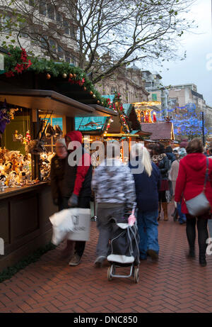 Birmingham UK 20. Dezember, 2013. Über das Wochenende Käufer Tausende nahmen an der Birmingham Deutscher Weihnachtsmarkt in New Street, Centenary Square und Chamberlain Square. Offiziell bekannt, vom Rat der Stadt als Frankfurter Weihnachtsmarkt, die saisonale Shopping extravaganza ist nun das Herzstück der Festkalender der Stadt. Das letzte Wochenende vor Weihnachten wird gedacht, um die größte Retail Wochenende des Jahres zu werden. Die Einzelhändler sind bemüht, die Kunden in die Läden zu locken und sie zu erhalten. Stockfoto