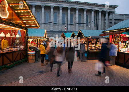 Birmingham UK 20. Dezember, 2013. Über das Wochenende Käufer Tausende nahmen an der Birmingham Deutscher Weihnachtsmarkt in New Street, Centenary Square und Chamberlain Square. Offiziell bekannt, vom Rat der Stadt als Frankfurter Weihnachtsmarkt, die saisonale Shopping extravaganza ist nun das Herzstück der Festkalender der Stadt. Das letzte Wochenende vor Weihnachten wird gedacht, um die größte Retail Wochenende des Jahres zu werden. Die Einzelhändler sind bemüht, die Kunden in die Läden zu locken und sie zu erhalten. Stockfoto