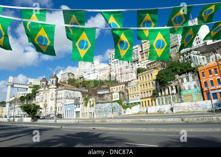 Brasilianische Fahnen über sonnigen Blick auf Cidade Baixa Unterstadt in Salvador da Bahia Brasilien Stockfoto