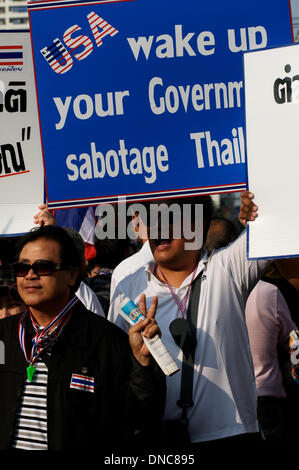 Bangkok, Thailand. 22. Dezember 2013. Anti-Regierungs-Demonstranten halten Zeichen der USA die Schuld für ihre Probleme. Zehntausende von Demonstranten gingen auf die Straße um den Rücktritt von Ministerpräsident Thailands Yingluck Shinawatra fordern. Bildnachweis: Kraig Lieb / Alamy Live News Stockfoto