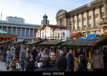 Birmingham UK 20. Dezember, 2013. Über das Wochenende Käufer Tausende nahmen an der Birmingham Deutscher Weihnachtsmarkt in New Street, Centenary Square und Chamberlain Square. Offiziell bekannt, vom Rat der Stadt als Frankfurter Weihnachtsmarkt, die saisonale Shopping extravaganza ist nun das Herzstück der Festkalender der Stadt. Das letzte Wochenende vor Weihnachten wird gedacht, um die größte Retail Wochenende des Jahres zu werden. Die Einzelhändler sind bemüht, die Kunden in die Läden zu locken und sie zu erhalten. Stockfoto