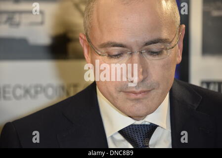 Berlin, Deutschland. 22. Dezember 2013. Mikhail Borissowitsch Khodorkovsky in Posen vor einer Pressekonferenz im Mauermuseum in Berlin am 22. Dezember 2013. Stockfoto