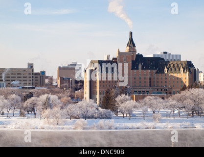 Ein Blick auf das Delta Bessborough Hotel und der Innenstadt von Saskatoon, Saskatchewan, Kanada an einem kalten, Winter Tag. Stockfoto