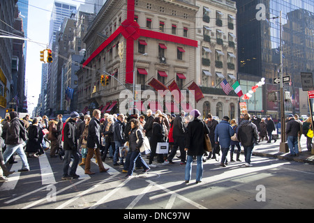 Massen von Menschen-Shop entlang der 5th Avenue in der Ferienzeit. (Cartier in seine Weihnachten am besten in den Hintergrund.) Stockfoto