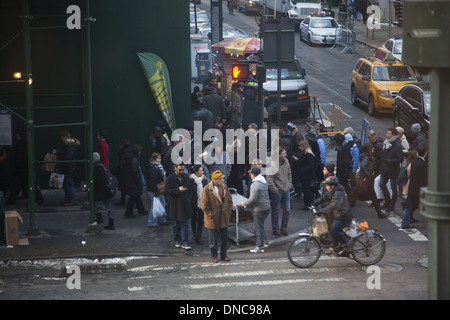 Wartenden 5th Avenue 46th Street während der Ferienzeit in New York City zu überqueren. Stockfoto