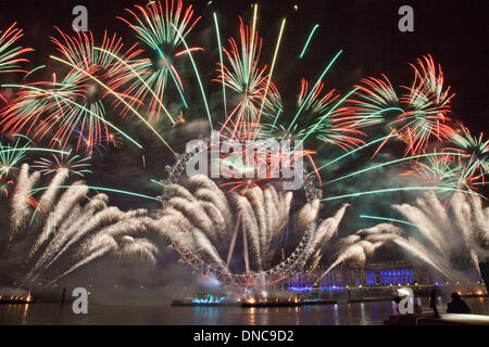 Feuerwerk Bilder ab 2012/2013. Ein "multisensorische" Feuerwerk: dieser Jahre lang feiern. Es werden eine Vielzahl von Spezialeffekten mit Anblick, Ton, Fruchtaromen und Frucht riecht. Stockfoto