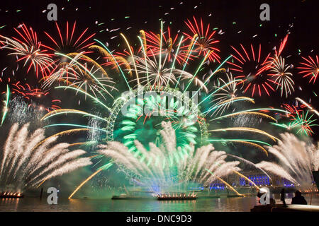 Feuerwerk Bilder ab 2012/2013. Ein "multisensorische" Feuerwerk: dieser Jahre lang feiern. Es werden eine Vielzahl von Spezialeffekten mit Anblick, Ton, Fruchtaromen und Frucht riecht. Stockfoto