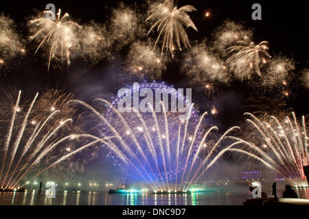 Feuerwerk Bilder ab 2012/2013. Ein "multisensorische" Feuerwerk: dieser Jahre lang feiern. Es werden eine Vielzahl von Spezialeffekten mit Anblick, Ton, Fruchtaromen und Frucht riecht. Stockfoto