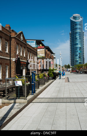 Die alten Bräuche Wirtshaus & East Side Plaza, Hafen von Portsmouth, Hampshire. Stockfoto