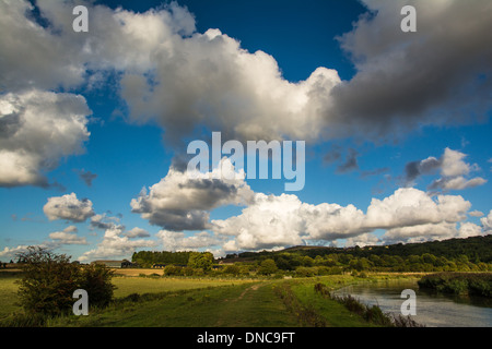 Auf der South Downs Way neben dem Fluss Arun in der Nähe von Houghton Brücke am Fuße der Downs in der South Downs National Park. Stockfoto