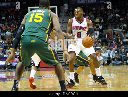 Atlanta, GA, USA. 20. Dezember 2013. Shelvin Mack (8) von den Atlanta Hawks bei den Hawks versus Jazz-Spiel in der Philips Arena in Atlanta, Georgia. Die Atlanta Hawks gewann das Spiel 118-85. © Aktion Plus Sport/Alamy Live-Nachrichten Stockfoto