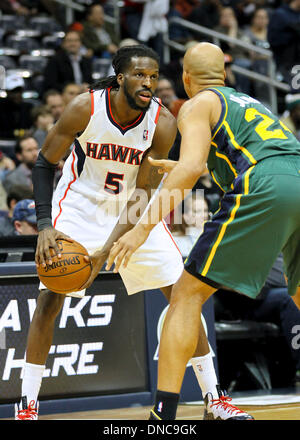 Atlanta, GA, USA. 20. Dezember 2013. DeMarre Carroll (5) von den Atlanta Hawks hält seine Optionen während der Falken versus Jazz-Spiel in der Philips Arena in Atlanta, Georgia. Die Atlanta Hawks gewann das Spiel 118-85. © Aktion Plus Sport/Alamy Live-Nachrichten Stockfoto