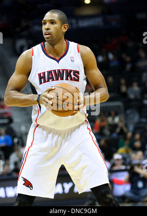 Atlanta, GA, USA. 20. Dezember 2013. Al Horford (15) von den Atlanta Hawks bei den Hawks versus Jazz-Spiel in der Philips Arena in Atlanta, Georgia. Die Atlanta Hawks gewann das Spiel 118-85. © Aktion Plus Sport/Alamy Live-Nachrichten Stockfoto