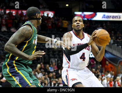 Atlanta, GA, USA. 20. Dezember 2013. Paul Millsap (4) von den Atlanta Hawks bei den Hawks versus Jazz-Spiel in der Philips Arena in Atlanta, Georgia. Die Atlanta Hawks gewann das Spiel 118-85. © Aktion Plus Sport/Alamy Live-Nachrichten Stockfoto