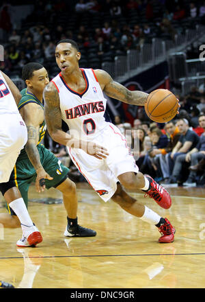 Atlanta, GA, USA. 20. Dezember 2013. Jeff Teague (0) von den Atlanta Hawks fährt in den Korb während die Falken versus Jazz-Spiel in der Philips Arena in Atlanta, Georgia. Die Atlanta Hawks gewann das Spiel 118-85. © Aktion Plus Sport/Alamy Live-Nachrichten Stockfoto