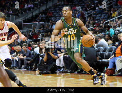 Atlanta, GA, USA. 20. Dezember 2013. Alec Burks (10) von den Utah Jazz während die Falken versus Jazz-Spiel in der Philips Arena in Atlanta, Georgia. Die Atlanta Hawks gewann das Spiel 118-85. © Aktion Plus Sport/Alamy Live-Nachrichten Stockfoto