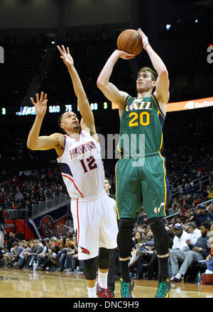 Atlanta, GA, USA. 20. Dezember 2013. Gordon Hayward (20) nimmt den Sprungwurf während die Falken versus Jazz Spiel in der Philips Arena in Atlanta, Georgia. Die Atlanta Hawks gewann das Spiel 118-85. © Aktion Plus Sport/Alamy Live-Nachrichten Stockfoto