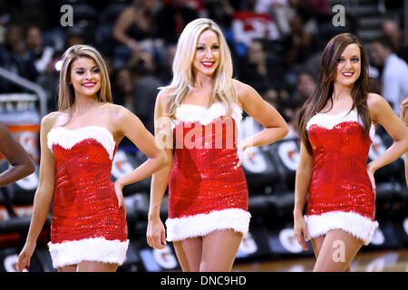 Atlanta, GA, USA. 20. Dezember 2013. Die Atlanta Hawks Cheerleader führen Sie eine Urlaubs-Routine zur Halbzeit der Falken versus Jazz-Spiel in der Philips Arena in Atlanta, Georgia. Die Atlanta Hawks gewann das Spiel 118-85. © Aktion Plus Sport/Alamy Live-Nachrichten Stockfoto