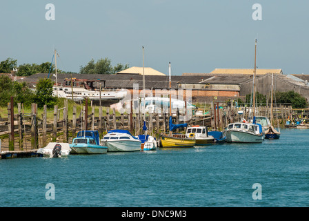 Der Fluss Arun in Littlehampton in West Sussex an der Südküste von England. Stockfoto