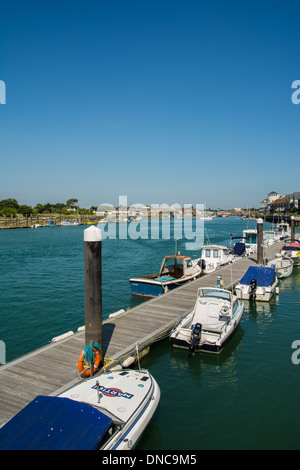 Der Fluss Arun in Littlehampton in West Sussex an der Südküste von England. Stockfoto