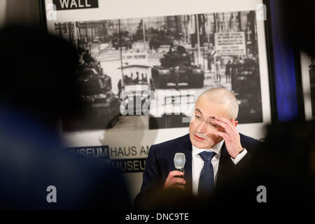 Berlin, Deutschland. 22. Dezember 2013. Michail Borissowitsch Chodorkowski-Pressekonferenz in Berlin am 22. Dezember 2013 - nach dem preisgekrönten Libeerdade in Moskau, Michail Borissowitsch Chodorkowski gibt eine Pressekonferenz im Mauermuseum in Berlin. / Foto: Michail Chodorkowski während der Pressekonferenz in Berlin.Photo: Reynaldo Paganelli/NurPhoto Credit: Reynaldo Paganelli/NurPhoto/ZUMAPRESS.com/Alamy Live News Stockfoto