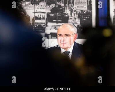 Berlin, Deutschland. 22. Dezember 2013. Michail Borissowitsch Chodorkowski-Pressekonferenz in Berlin am 22. Dezember 2013 - nach dem preisgekrönten Libeerdade in Moskau, Michail Borissowitsch Chodorkowski gibt eine Pressekonferenz im Mauermuseum in Berlin. / Foto: Michail Chodorkowski während der Pressekonferenz in Berlin.Photo: Reynaldo Paganelli/NurPhoto Credit: Reynaldo Paganelli/NurPhoto/ZUMAPRESS.com/Alamy Live News Stockfoto