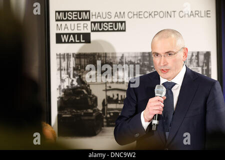 Berlin, Deutschland. 22. Dezember 2013. Michail Borissowitsch Chodorkowski-Pressekonferenz in Berlin am 22. Dezember 2013 - nach dem preisgekrönten Libeerdade in Moskau, Michail Borissowitsch Chodorkowski gibt eine Pressekonferenz im Mauermuseum in Berlin. / Foto: Michail Chodorkowski während der Pressekonferenz in Berlin.Photo: Reynaldo Paganelli/NurPhoto Credit: Reynaldo Paganelli/NurPhoto/ZUMAPRESS.com/Alamy Live News Stockfoto