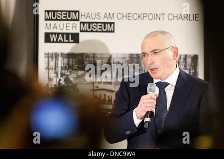 Berlin, Deutschland. 22. Dezember 2013. Michail Borissowitsch Chodorkowski-Pressekonferenz in Berlin am 22. Dezember 2013 - nach dem preisgekrönten Libeerdade in Moskau, Michail Borissowitsch Chodorkowski gibt eine Pressekonferenz im Mauermuseum in Berlin. / Foto: Michail Chodorkowski während der Pressekonferenz in Berlin.Photo: Reynaldo Paganelli/NurPhoto Credit: Reynaldo Paganelli/NurPhoto/ZUMAPRESS.com/Alamy Live News Stockfoto