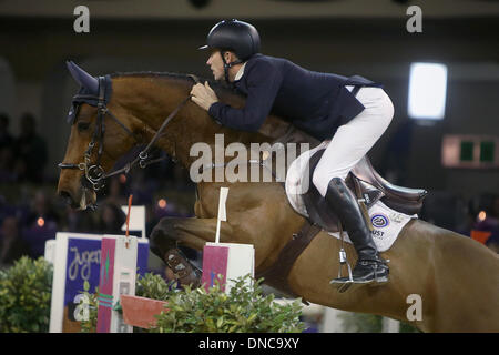 Frankfurt Main, Deutschland. 22. Dezember 2013. Niederländer Gert-Jan Bruggink führt ein Klick auf "Primeval Dejavu" beim großen Preis von Hessen in der Frankfurter Festhalle Horse Show 2013 in Frankfurt Main, Deutschland, 22. Dezember 2013. Foto: FREDRIK VON ERICHSEN/Dpa/Alamy Live-Nachrichten Stockfoto