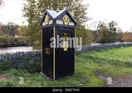 Alten AA (Automobile Association) Telefonzelle am Ufer des Flusses Usk. Stockfoto