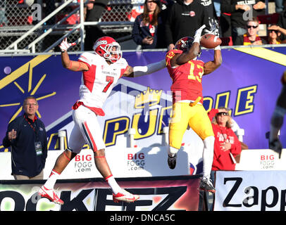 Las Vegas, Kalifornien, USA. 21. Dezember 2013. 21. Dezember 2013 Las Vegas, CA. USC Trojans Cornerback (13) Kevon Seymour fehlschlägt, in einer Interception zu schleppen, während Bulldogs Wide Receiver (7) Aaron Peck sieht on.during die USC Trojans College-Football-Spiel im Vergleich zu den Fresno State Bulldogs im Sam Boyd Stadium in königlichem Purpur Las Vegas Bowl in Las Vegas, Kalifornien am 21. Dezember 2013. (Obligatorische Credit: Juan Lainez / MarinMedia.org / Cal Sport Media) (Komplette Fotografen und Unternehmen Kredit erforderlich) Bildnachweis: Csm/Alamy Live-Nachrichten Stockfoto