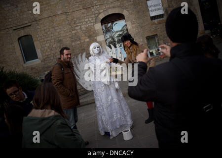 Barcelona, Spanien-22 Dezember, 2013.Tourists, Fotografieren mit einer menschlichen Statue in Barcelona. Die Innenstadt von Barcelona voller Wanderer und Besucher am ersten Wochenende der Weihnachtsferien. Bildnachweis: Jordi Boixareu/Alamy Live-Nachrichten Stockfoto