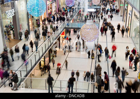 Manchester, UK. 22. Dezember 2013. Eine interne Aufnahme von Manchester Arndale Shopping Centre in der Weihnachtszeit führen up-Periode. Über 210 Filialen befinden sich in der belebten Einkaufszentrum. Bildnachweis: Russell Hart/Alamy Live-Nachrichten Stockfoto
