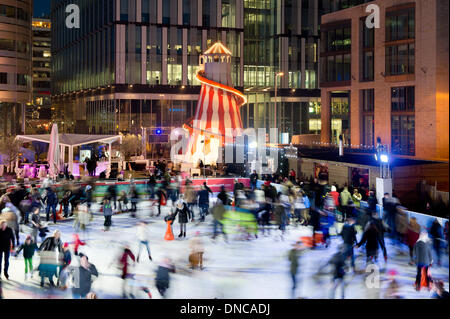 Manchester, UK. 22. Dezember 2013. Besucher zum Stadtzentrum von Manchester in der Weihnachtszeit führen hinauf gehen Eislaufen in der Stadt temporäre Eisbahn befindet sich im Spinningfields. Bildnachweis: Russell Hart/Alamy Live-Nachrichten Stockfoto